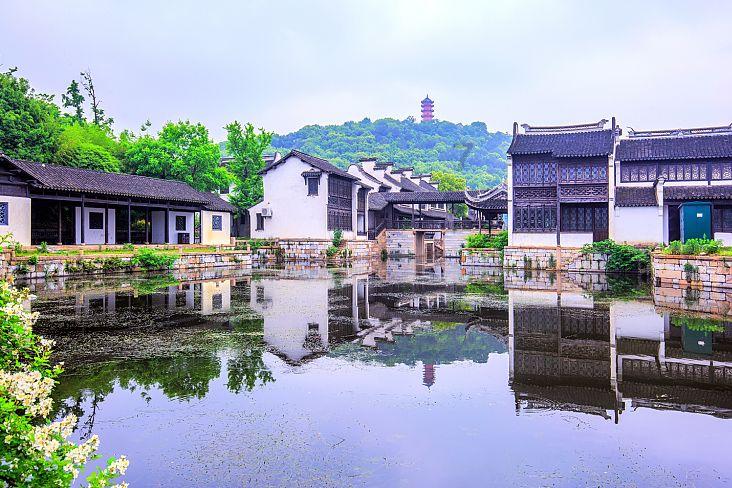 观山湖区世纪城街道龙吉社区关工委开展非遗项目扎染围巾体验活动
